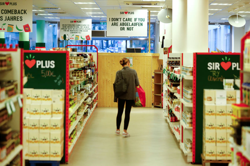 © Reuters. Customer shops at Sir Plus supermarket for surplus in Berlin