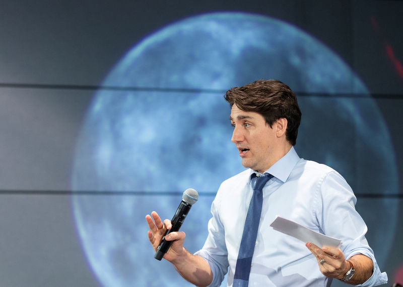 © Reuters. Canadian Prime Minister Justin Trudeau participates in a national school assembly on space with high school students at the Canadian Space Agency in Longueuil