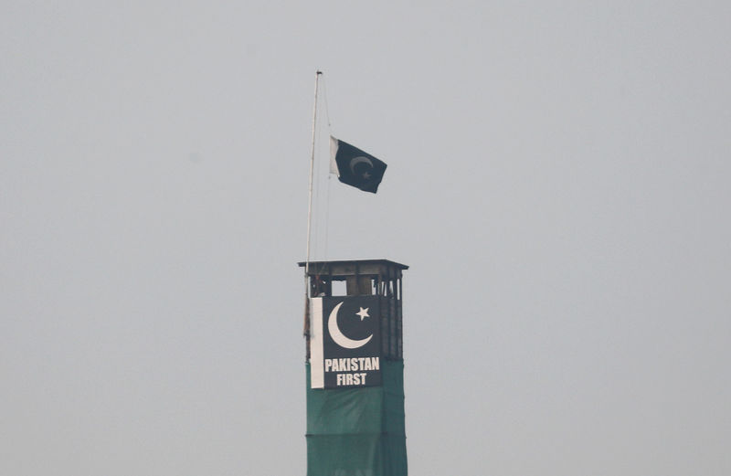 © Reuters. Bandeira do Paquistão em torre de vigilância na fronteira do país com a Índia