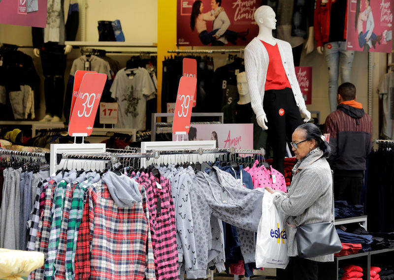 © Reuters. Consumidores em loja de roupas no centro de São Paulo, SP