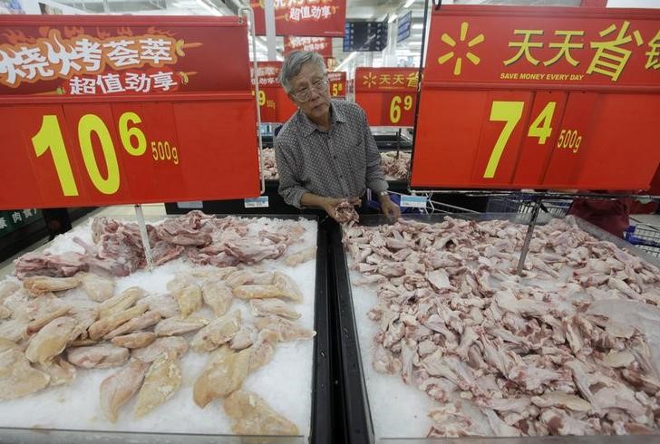 © Reuters. Покупатель у прилавка с замороженным куриным мясом в супермаркете в Ухане, Китай
