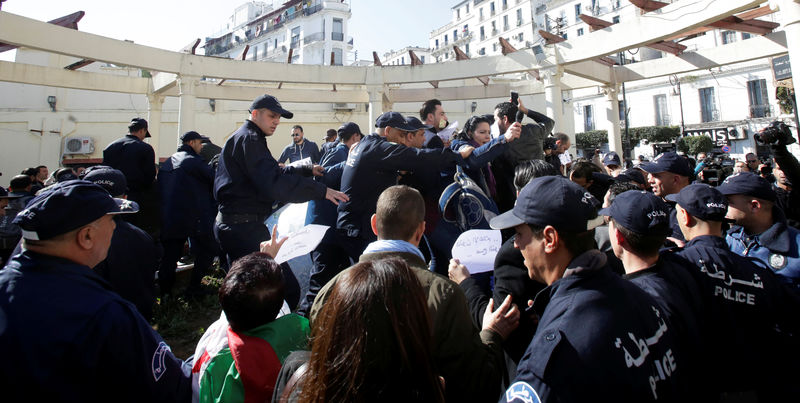 © Reuters. الشرطة الجزائرية تطلق الغاز المسيل للدموع لتفريق محتجين في العاصمة