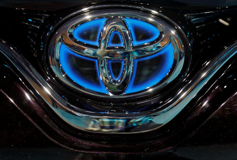 © Reuters. The Toyota logo is seen on the bonnet of a newly launched Camry Hybrid electric vehicle at a hotel in New Delhi