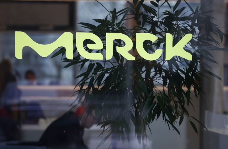 © Reuters. FILE PHOTO: A logo of drugs and chemicals group Merck KGaA is pictured in Darmstadt