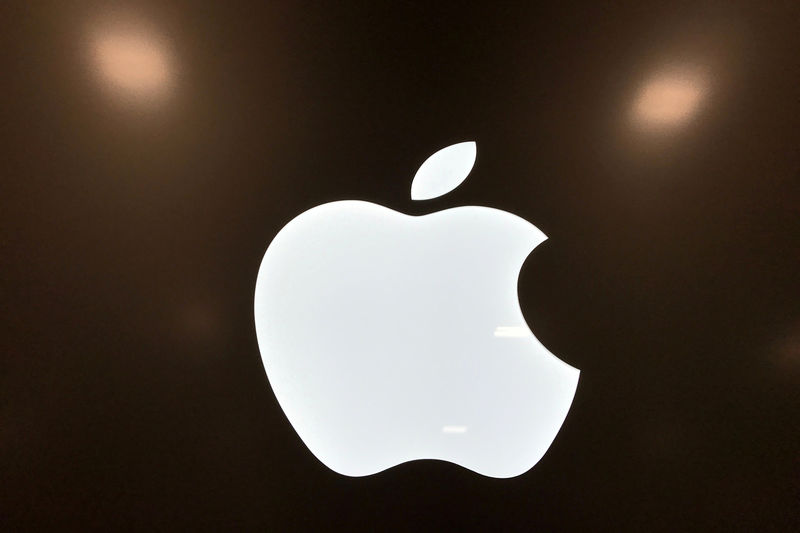 © Reuters. FILE PHOTO: An Apple logo is seen in a store in Los Angeles