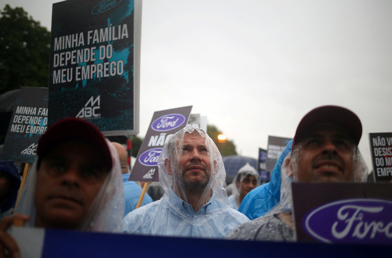 © Reuters. Metalúrgicos da Ford em São Bernardo do Campo protestam contra fechamento de fábrica