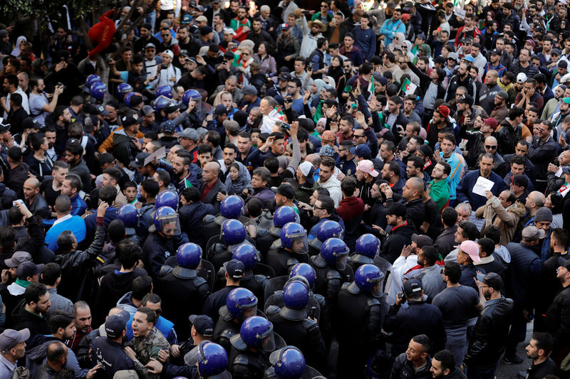 © Reuters. عشرات الآلاف من الجزائريين يدعون بوتفليقة للتنحي