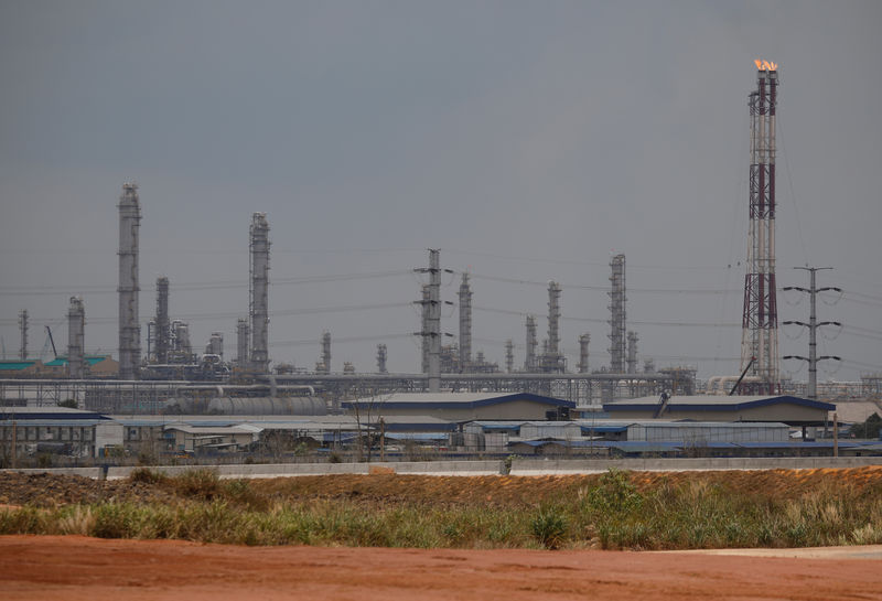 © Reuters. النفط يهبط 2% بفعل مخاوف بشأن الطلب غطت على تخفيضات في الإمدادت