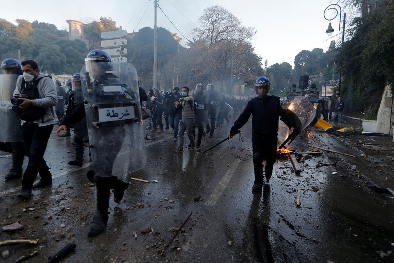 © Reuters. مصدر: وفاة شخص في تدافع خلال احتجاج بالجزائر