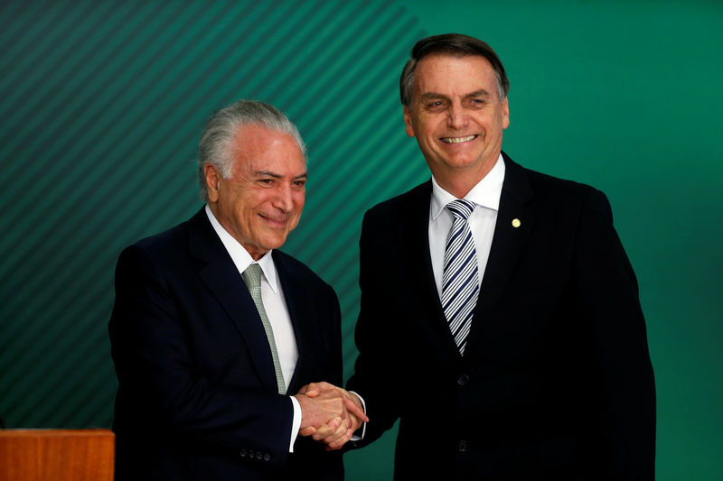 © Reuters. Presidente Jair Bolsonaro ao lado do ex-presidente Michel Temer