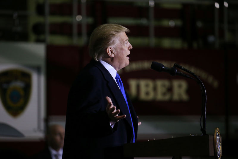 © Reuters. U.S. President Trump speaks to military during refueling stop in Anchorage, Alaska