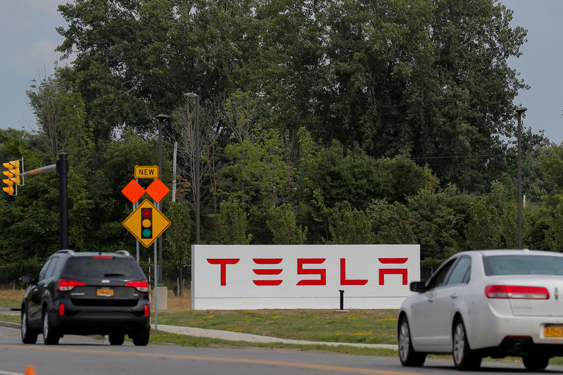 © Reuters. Cars pass by the Tesla Inc. Gigafactory 2, which is also known as RiverBend, a joint venture with Panasonic to produce solar panels and roof tiles in Buffalo, New York