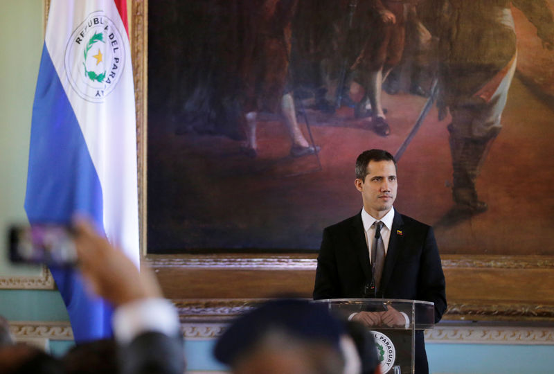 © Reuters. Foto del viernes del líder de la oposición de Venezuela, Juan Guaidó, en una rueda de prensa en Asunción con el presidente de Paraguay, Mario Abdo