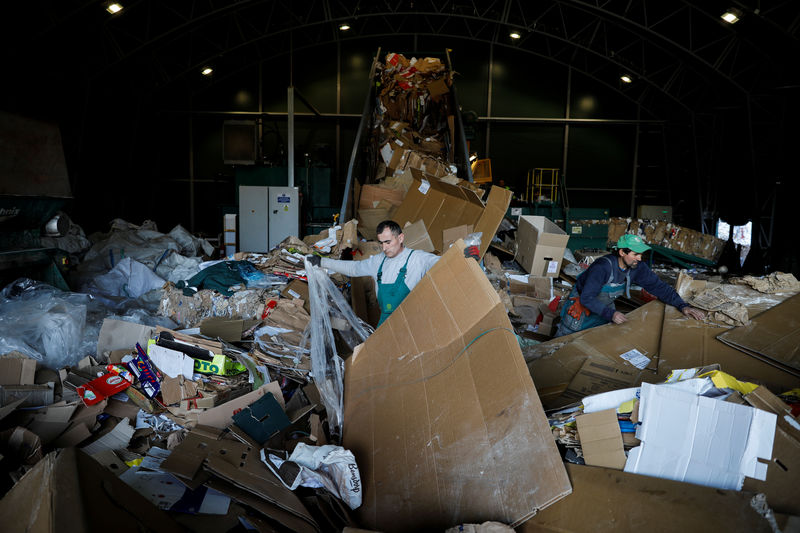 © Reuters. القمامة ومياه الصرف تخيمان على انضمام صربيا للاتحاد الأوروبي
