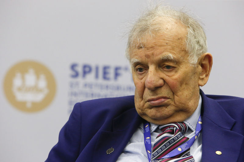 © Reuters. وفاة الروسي ألفيروف الحائز على جائزة نوبل في الفيزياء عن 88 عاما