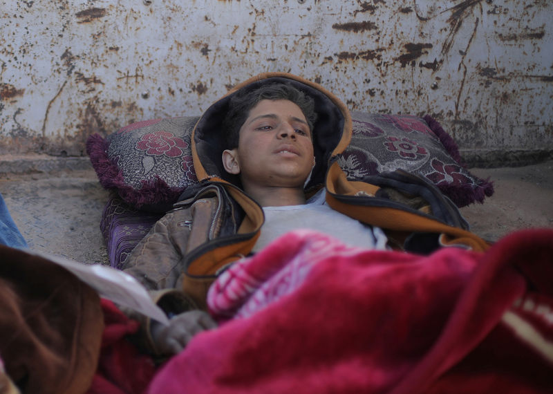 © Reuters. Heridos y solos, niños emergen del último enclave del Estado Islámico