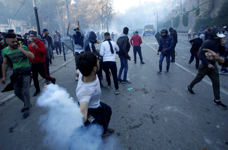 © Reuters. وكالة الأنباء الرسمية: إصابة 183 في الاحتجاجات بالجزائر