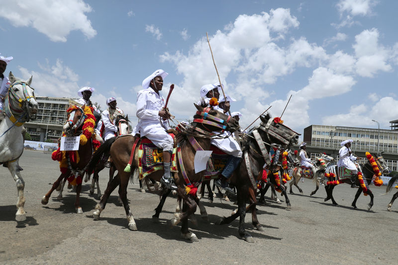 © Reuters. Ethiopians ride horses during the 123rd anniversary celebration of the battle of Adwa where the Ethiopian forces defeated an invading Italian forces, in Addis Ababa