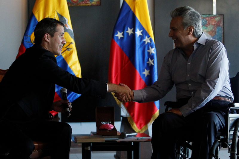 © Reuters. El presidente de Ecuador, Lenín Moreno (derecha), saluda al líder opositor venezolano Juan Guaidó, en el balneario de Salinas en Ecuador.