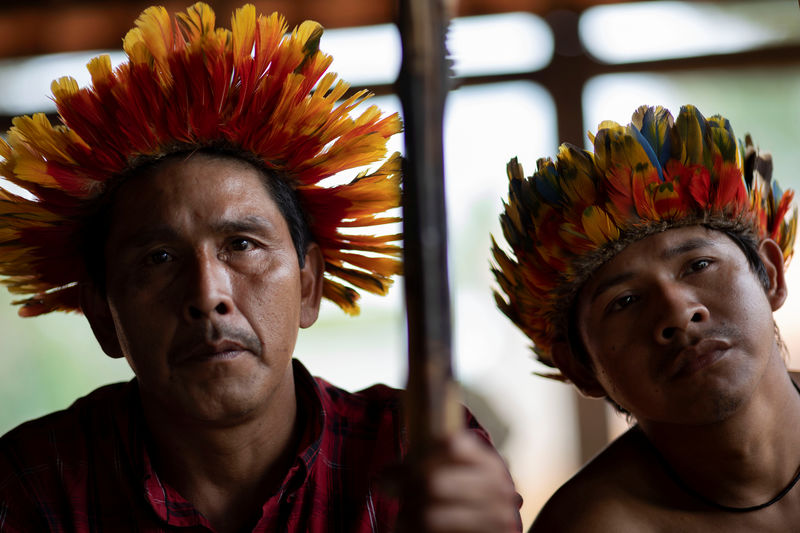 © Reuters. Indigenous men of Uru-eu-wau-wau tribe, look on during a meeting in the village of Alto Jamari called to face the threat of armed land grabbers invading the Uru-eu-wau-wau Indigenous Reservation near Campo Novo de Rondonia