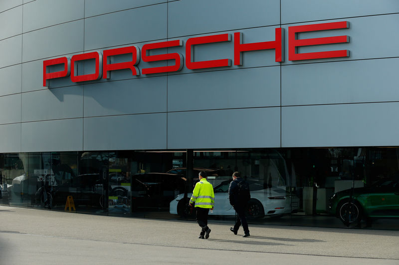 © Reuters. Pedestrians walk past a Porsche showroom in Stuttgart-Zuffenhausen