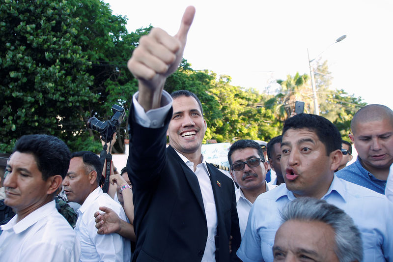 © Reuters. Venezuelan opposition leader Juan Guaido, who many nations have recognized as the country's rightful interim ruler, gestures after a meeting with Ecuador's President Lenin Moreno in Salinas