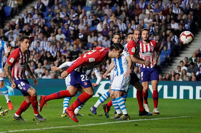 © Reuters. Álvaro Morata del Atlético Madrid anota el primer gol en el partido de la Liga del fútbol español contra Real Sociedad