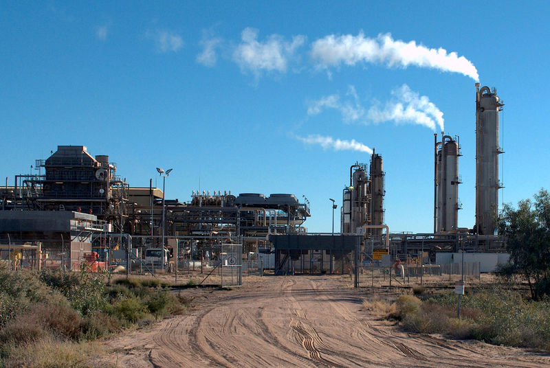 © Reuters. FILE PHOTO: The Santos-operated Moomba gas plant is seen outside Moomba