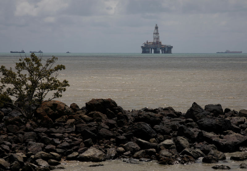 © Reuters. An oil rig is seen in the waters on the southern coast of Pengerang