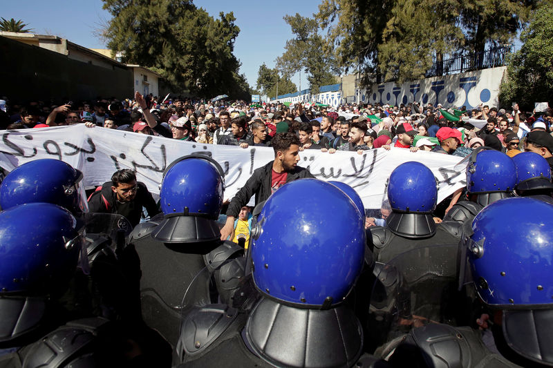 © Reuters. Estudiantes protestan contra el plan de Abdelaziz Bouteflika para extender su mandato de 20 años buscando un quinto término en las elecciones de abril, en una universidad de Argel