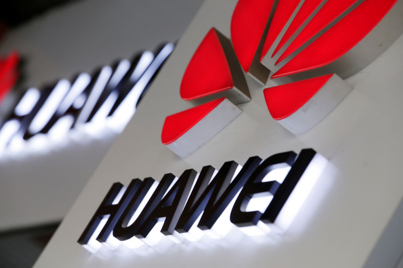 © Reuters. Logos of Huawei are pictured outside its shop in Beijing