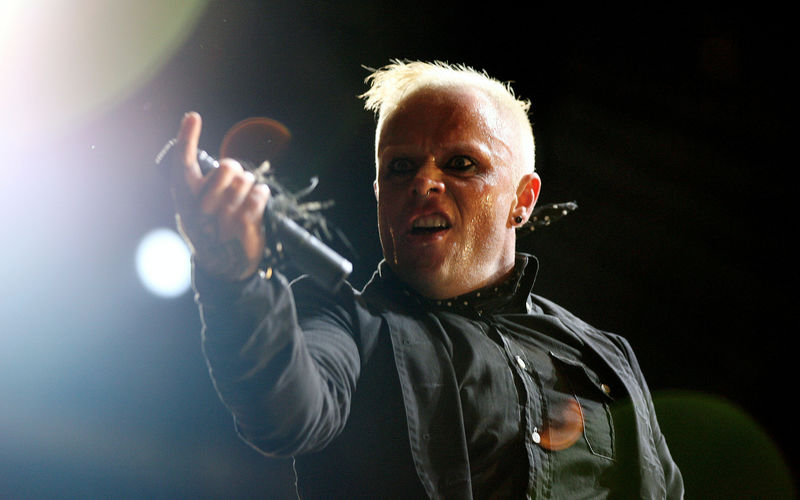 © Reuters. El cantante británico Keith Flint, de la banda de música electrónica The Prodigy, durante el Festival de la Isla de Wight, en el Seaclose Park de Newport.