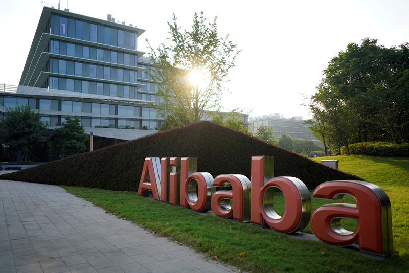 © Reuters. FILE PHOTO: The logo of Alibaba Group is seen at the company's headquarters in Hangzhou