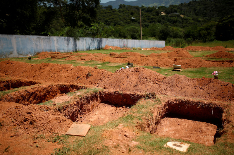 © Reuters. Covas abertas para enterro de vítimas da barragem da Vale em Brumadinho