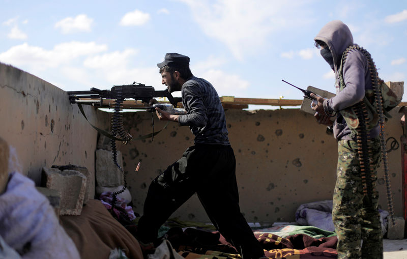 © Reuters. المرصد: استسلام 150 من مقاتلي الدولة الإسلامية في شرق سوريا