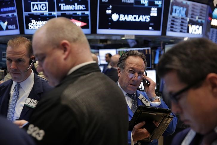 © Reuters. Foto de archivo. Operadores trabajan durante la rueda en la Bolsa de Valores de Nueva York (NYSE) poco después de la apertura, Nueva York