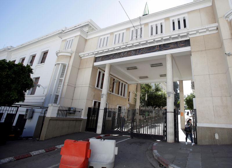 © Reuters. A general view shows a university campus after students boycotted classes on Monday to denounce an offer by Algeria's President Abdelaziz Bouteflika not to serve a full term if re-elected, in Algiers