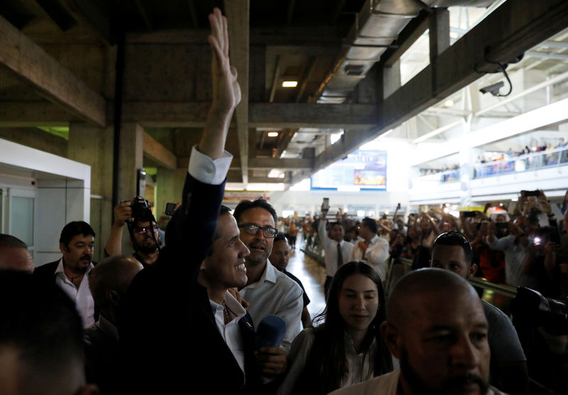 © Reuters. Juan Guaidó desembarca em Caracas