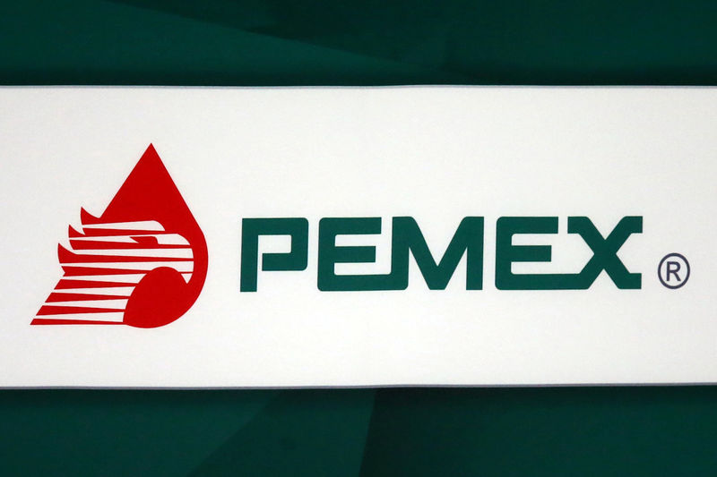 © Reuters. FILE PHOTO: The Pemex logo is pictured during the 80th anniversary of the expropriation of Mexico's oil industry in Mexico City