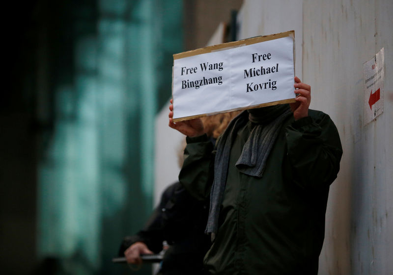 © Reuters. FILE PHOTO: A man holds a sign calling for China to release Wang Bingzhang and former Canadian diplomat Kovrig, who was arrested in China on Tuesday, outside the B.C. Supreme Court bail hearing of Huawei CFO Meng Wanzhou