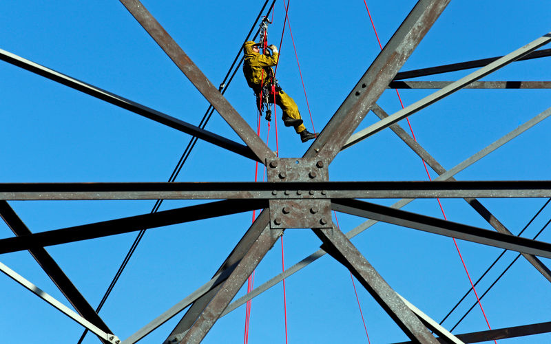 © Reuters. FILE PHOTO:  A technician of RTE (Electricity Transport Network) works on high voltage power lines near Aix en Provence