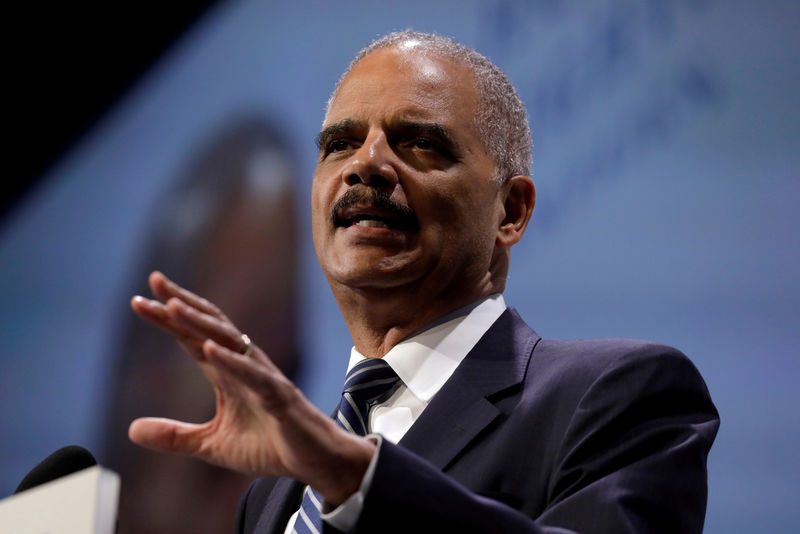 © Reuters. FILE PHOTO: Former U.S. Attorney General Holder addresses the HRC dinner in Washington