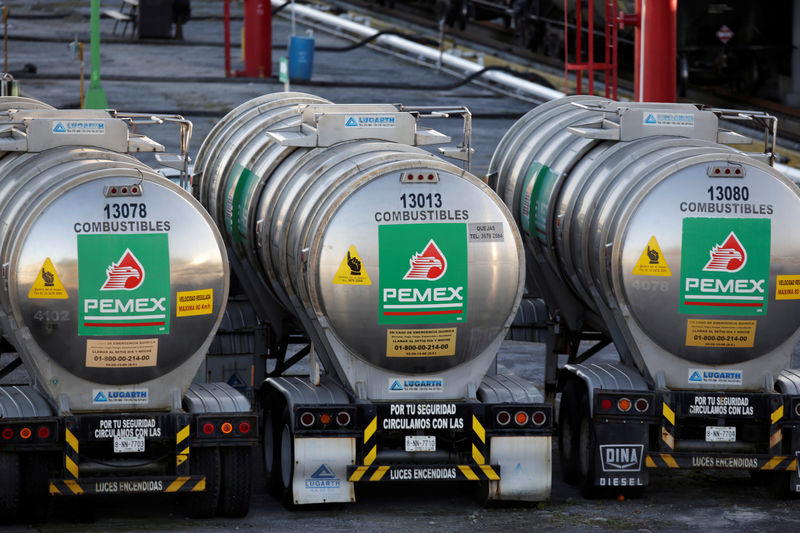 © Reuters. FILE PHOTO: Tanker trucks of Mexico state oil firm Pemex's are seen at Cadereyta refinery in Cadereyta