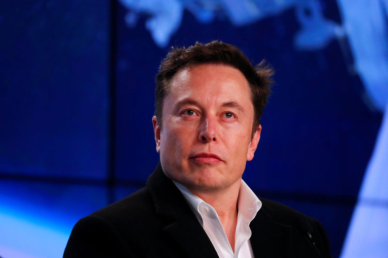 © Reuters. Musk looks on at SpaceX Falcon 9 post-launch news conference in Cape Canaveral