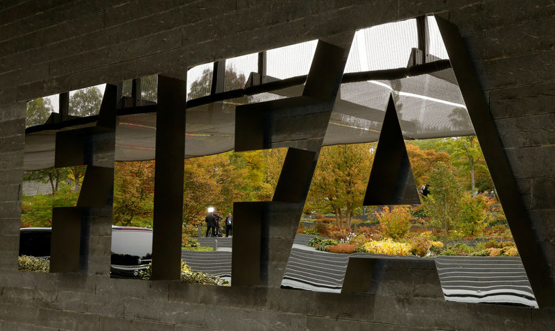 © Reuters. Imagen de archivo de un equipo de televisión que se refleja en el logo de la FIFA en su sede en Zúrich