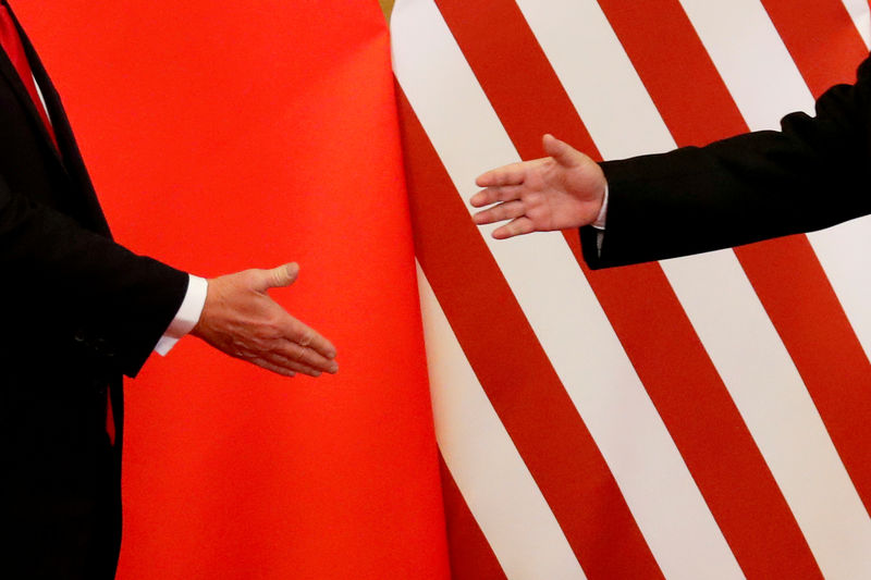 © Reuters. Foto de archivo. El presidente de EEUU, Donald Trump, y el presidente de China, Xi Jinping, se dan la mano tras dar un comunicado conjunto en China