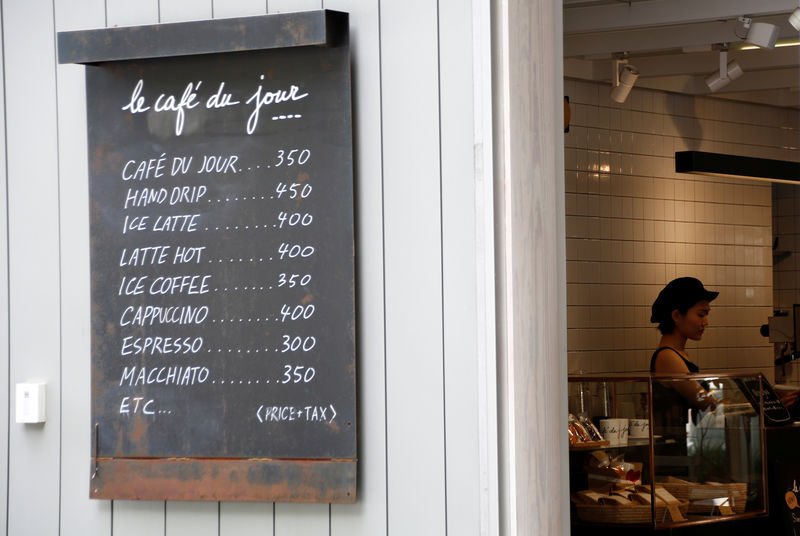 © Reuters. FILE PHOTO:  A woman works at a coffee shop in Tokyo