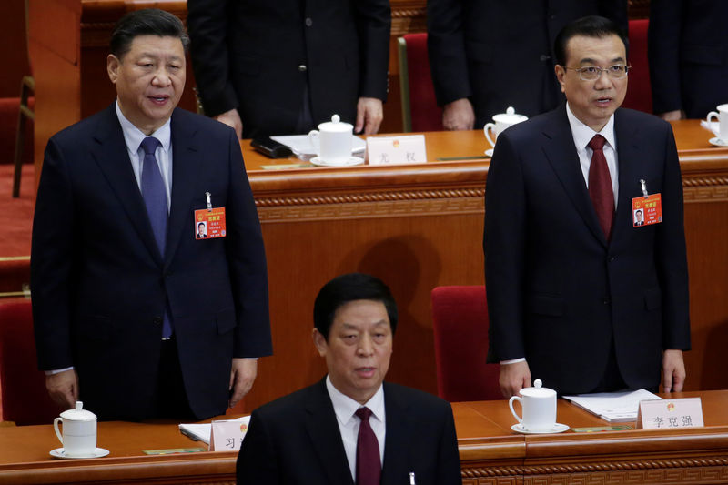 © Reuters. Chinese President Xi Jinping, Chinese Premier Li Keqiang and Li Zhanshu, chairman of the Standing Committee of the National People's Congress (NPC), sing the national anthem during the opening session of the NPC at the Great Hall of the People in Bei