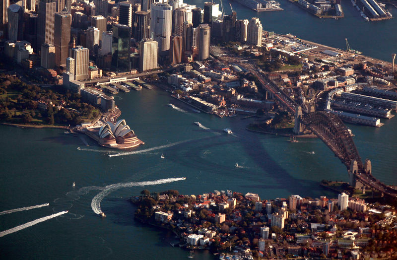 © Reuters. FILE PHOTO: The Sydney Harbour Bridge casts a shadow next to the Sydney Opera House and CBD as boats make their along the harbour