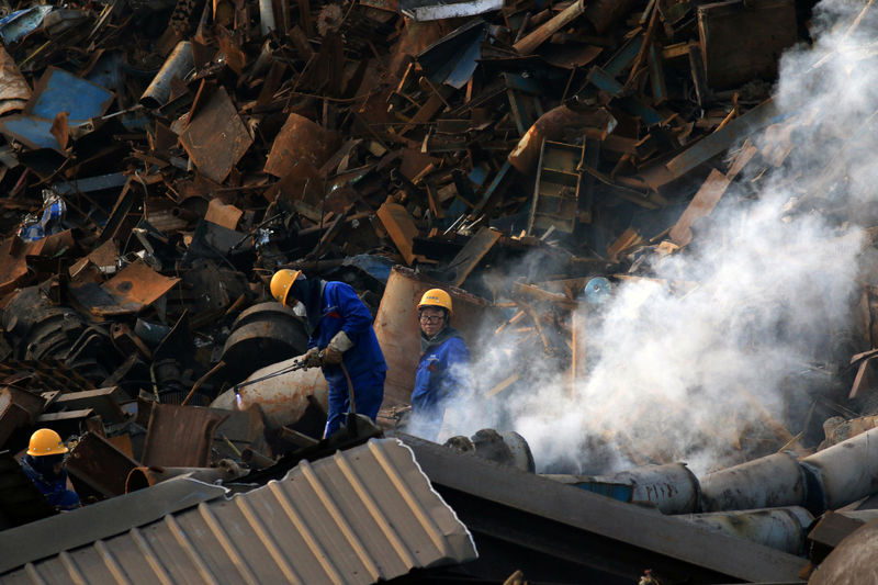 © Reuters. Workers dismantle scrap metal at a steel plant in Huaian